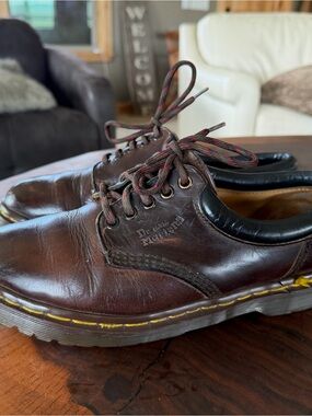 Dr. Martens Men's Dark Brown Leather Low-Top Lace Shoes with Yellow Stitching